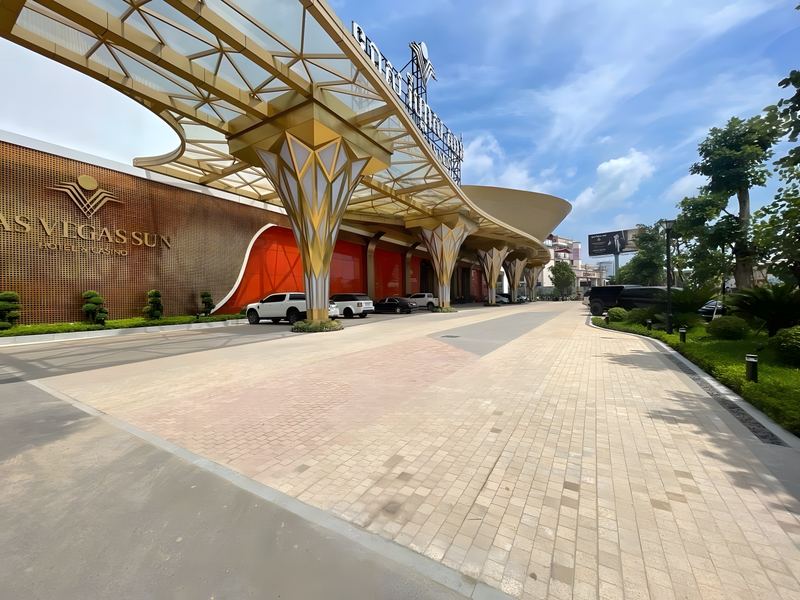 Granite cobblestone forecourt at Bavet Casino Las Vegas